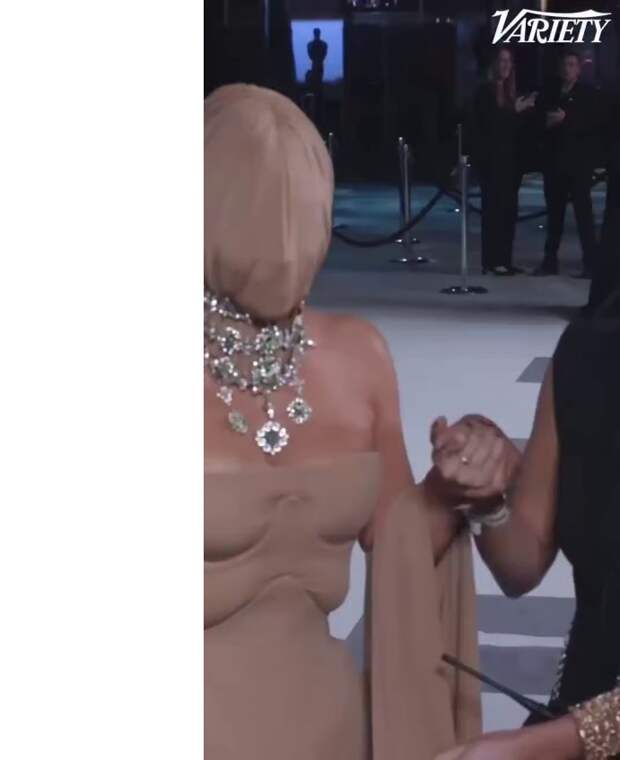 На вечере Academy Museum Gala Ким Кардашьян можно было бы заменить менекеном, но она пришла сама На вечере Academy Museum Gala Ким Кардашьян можно было бы заменить менекеном, но она пришла сама