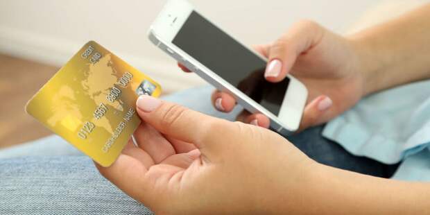 Заначка в телефоне: почему россияне массово бросают банковские карты