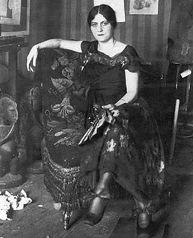 Первая жена Пикассо - танцовщица балета Ольга.