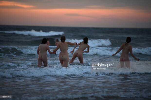 Сотни голых смельчаков окунулись в холодные воды Северного моря