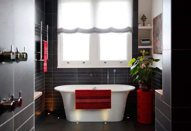 стильная ванная комната с окном