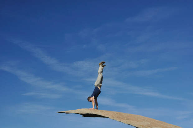 Стойка на руках на скале Potato Chip Rock 