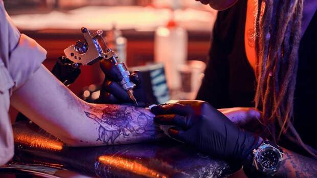 Есть ли связь между татуировками и потерей зрения — объясняют офтальмологи