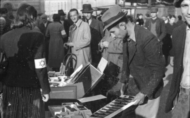 15. Еврейка рассматривает товар уличного торговца, Радом (Польша), 1940 г. германия, история, фото