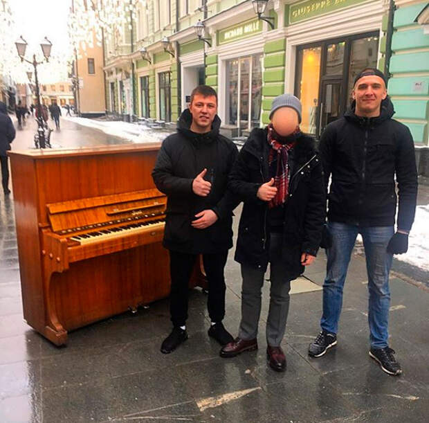 Москвич создал YouTube-канал, чтобы делать добрые дела анонимно