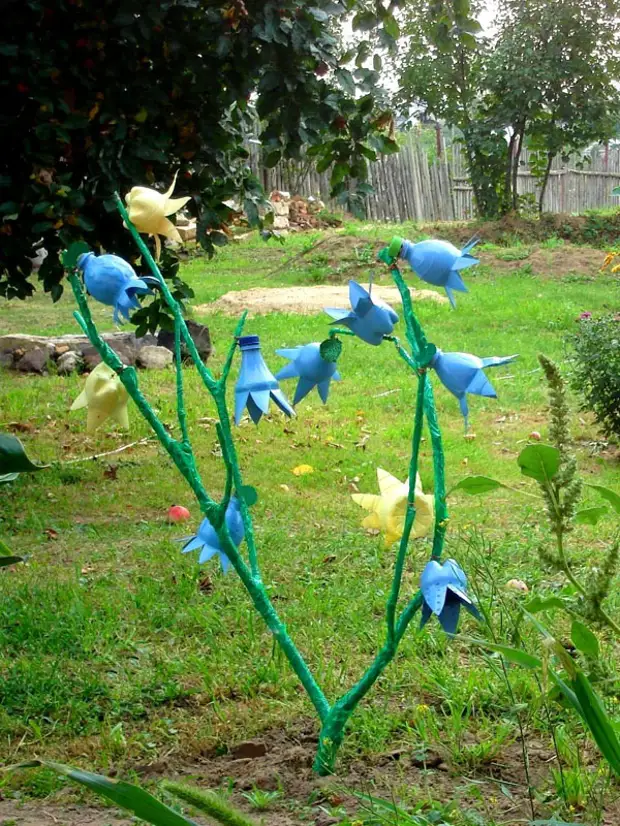 Пластиковые цветы для сада. Поделки для сада своими руками. Пластиковые цветы для сада. Цветы из баклажек для сада. Цветы из бутылок.