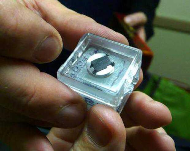 Самая маленькая в мире книга (5 фото)