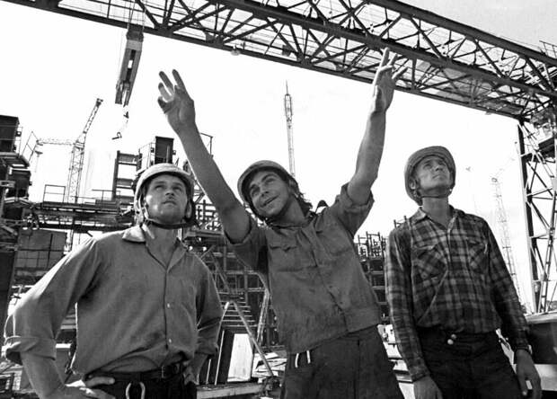 Советские строители (иллюстрация из открытых источников)