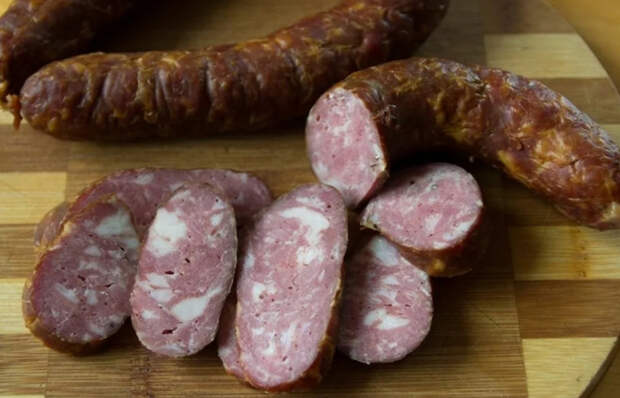 Колбаса имела выраженный аромат чеснока и копченостей.