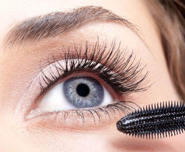 How to Apply False Eyelashes in Three Minutes