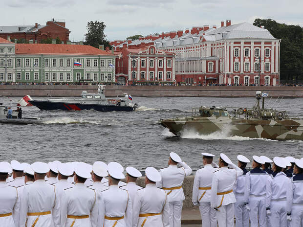 Нева вскипела кораблями: появились кадры репетиции военно-морского парада