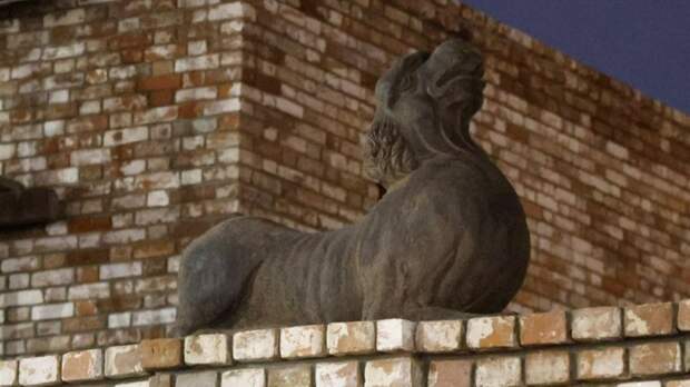 Знаменитые чугунные львы вернулись на фасад универмага дома купцов Суховых в Барнауле