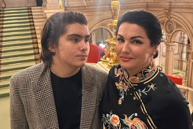 Певица Анна Нетребко появилась на публике с 17-летним особенным сыном