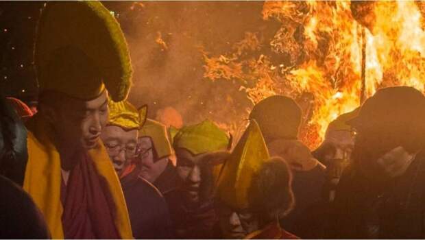 В буддийском храме Петербурга разожгли большие костры по случаю ритуала