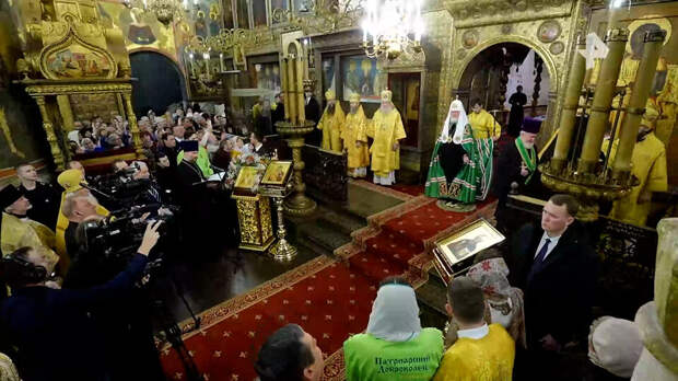 Патриарх Кирилл провел литургию в Успенском соборе Кремля