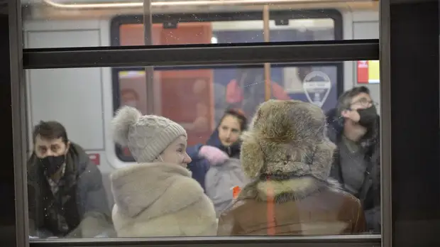 Дептранс поздравил москвичек с 8 Марта в метро и электробусах