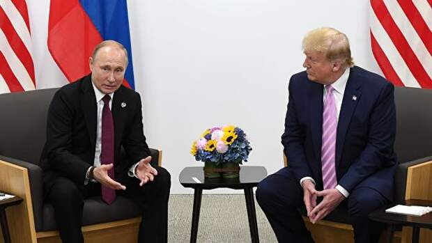 Президент РФ Владимир Путин и президент США Дональд Трамп (справа) во время встречи на полях саммита Группы двадцати в Осаке