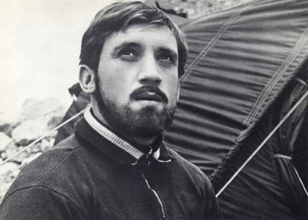 Владимир Высоцкий в фильме *Вертикаль*, 1966 | Фото: sputnik.by Владимир Высоцкий в фильме *Вертикаль*, 1966 | Фото: sputnik.by