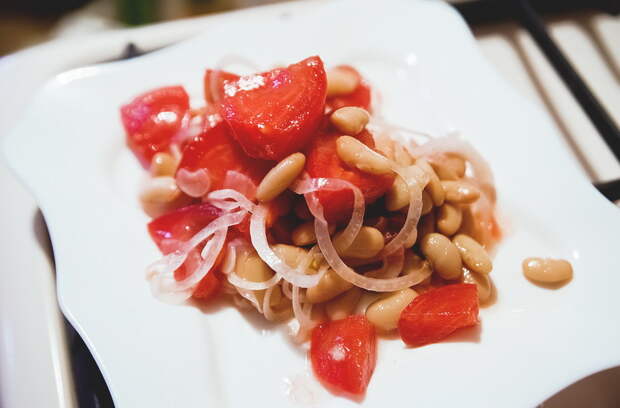 Летний салат со свежими помидорами, фасолью и луком
