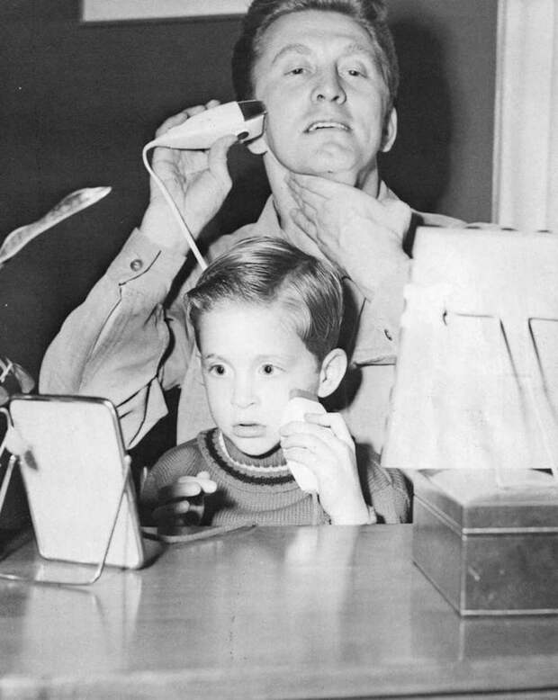 Кирк Дуглас с маленьким Майклом, 1950-е Кирк Дуглас, актёр, голливуд, день рождения, долгожитель, знаменитости, кино, легенда