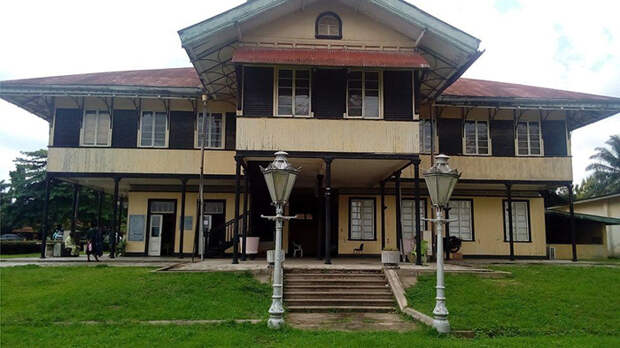 Старая британская колониальная администрация находилась ранее в этом здании. Теперь это Национальный музей в Калабаре.