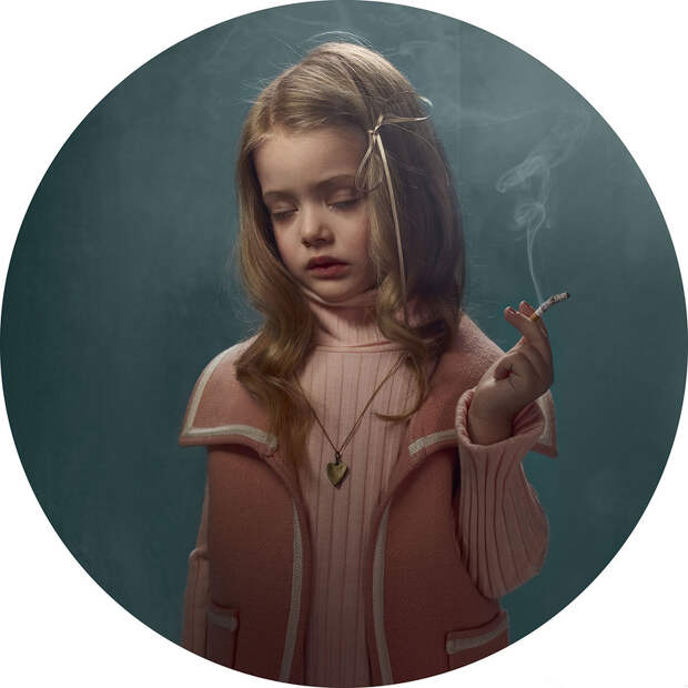 Frieke Janssens, арт-проект “Курящие дети”.