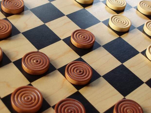 Играть в шашки не так просто, как кажется/ Fotobank