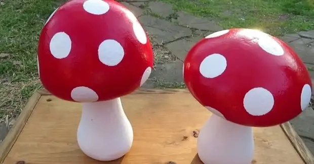 Декорируйте огород чудесными грибочками из цемента. Очень простая и не затратная работа
