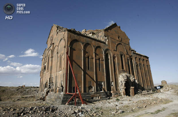 Турция. Ани, Карс. 12 сентября 2008 года. Анийский собор. (AP Photo/Burhan Ozbilici)