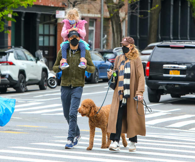 Райан Рейнольдс и Блейк Лайвли с дочерью Инес  