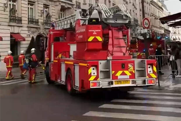 Пожар охватил люксовый отель в центре Парижа и попал на видео