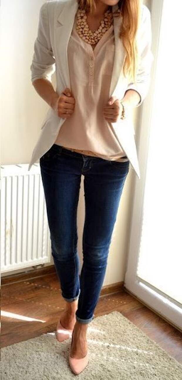 33 идеи, как одеваться в офис: синие джинсы + розовая блузка + белый пиджак