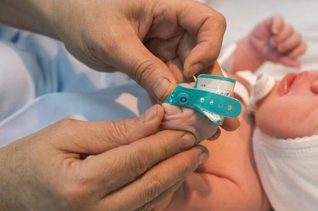 Перевес в мальчишках: в Смоленске за месяц родилось 180 детей