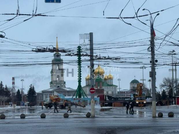 В Туле завершают демонтаж главной новогодней ёлки на площади Ленина