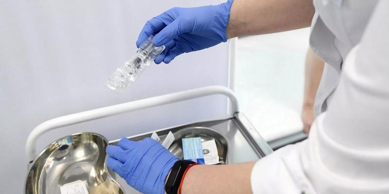 Российская вакцина стала первым официальным препаратом для профилактики коронавируса