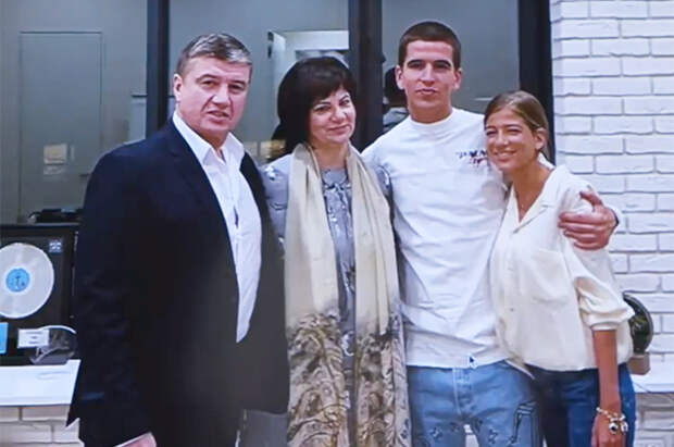 Feduk с родителями и возлюбленной Сашей