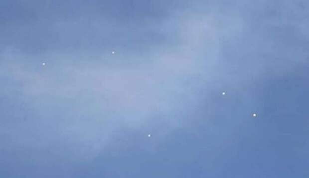 Загадочные белые шары в небе над Мехико