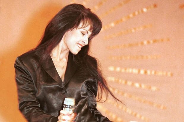 Директор Хлебниковой опроверг слухи об опухоли у певицы