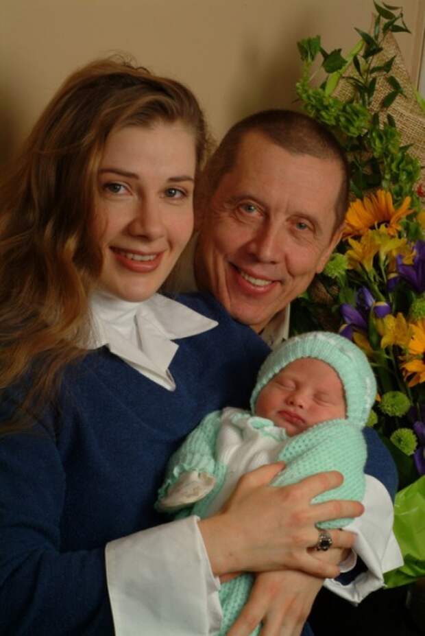 Ирина Линдт и Валерий Золотухин с сыном. / Фото: www.woman.ru