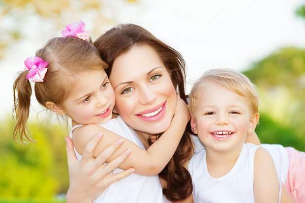 mom-with-2-kids-1