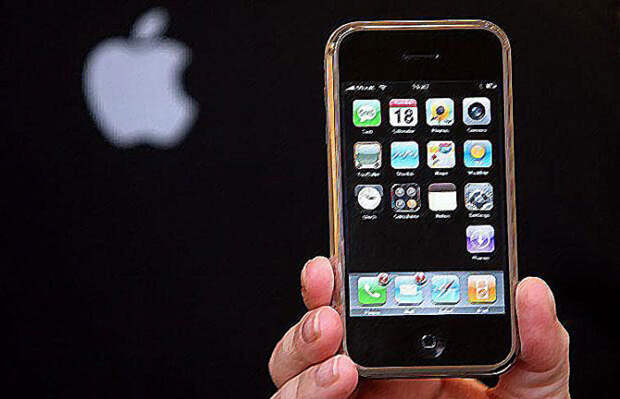 Так выглядел первый iPhone.