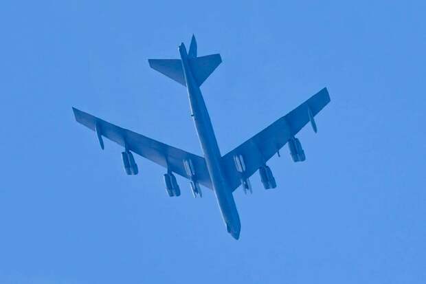 Появилось фото бомбардировщика B-52H с десятком стелс-ракет AGM-158