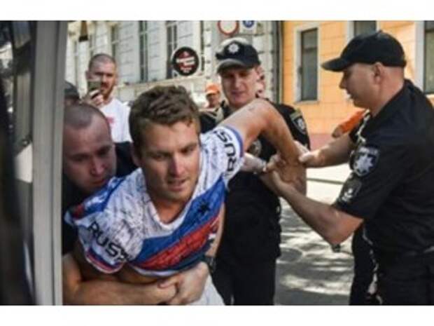 Полицейские стали пособниками фанатичных патриотов по своей воле. Интервью с адвокатом американца, арестованного за футболку с надписью «Russia»