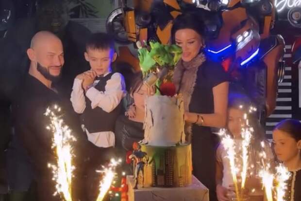 Блогер Оксана Самойлова поделилась кадрами с дня рождения сына от Джигана