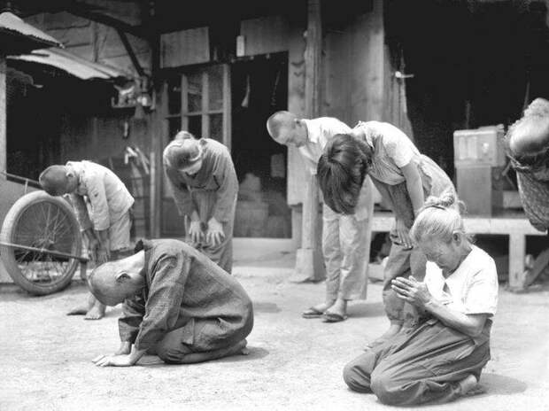 Японцы слушают сообщение императора о капитуляции. Япония, 15 августа 1945 года история, ретро, фото