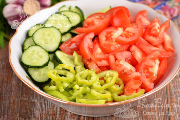 Хрустящие и невероятно вкусные салаты из свежих овощей. Готовятся быстро и очень просто. Вкус у салатов отличается за счет добавления разных заправок. Покажу два отличных варианта.-8
