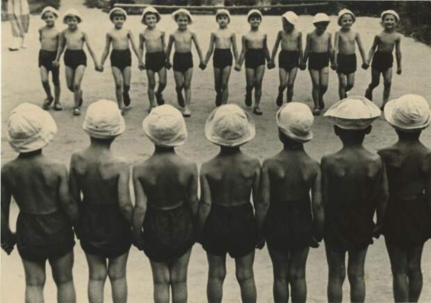 Детский сад на даче. 1930-е. Автор: Михаил Грачев.