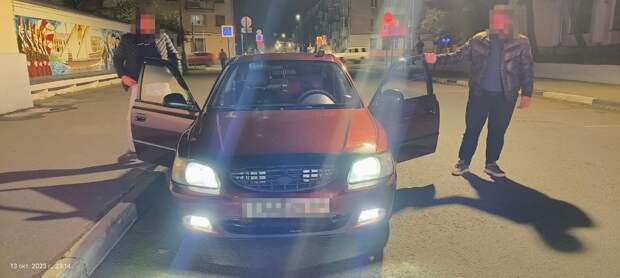 В Твери сотрудники ГИБДД штрафуют водителей за тонировку на стеклах автомобилей