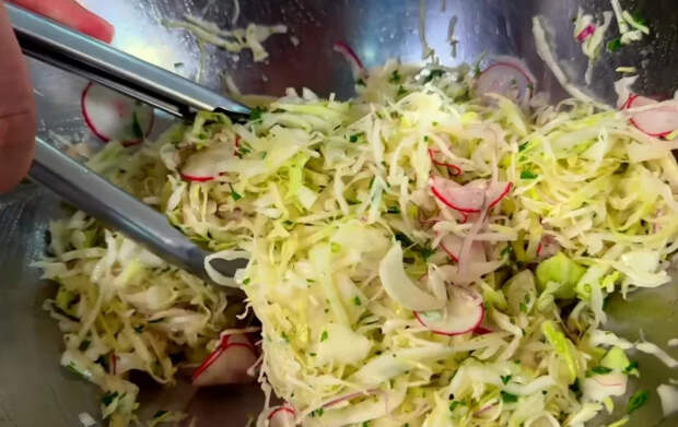 Чем дольше он стоит, тем вкуснее! Самый вкусный салат из капусты «как в столовой»: идеально подходит под шашлык
