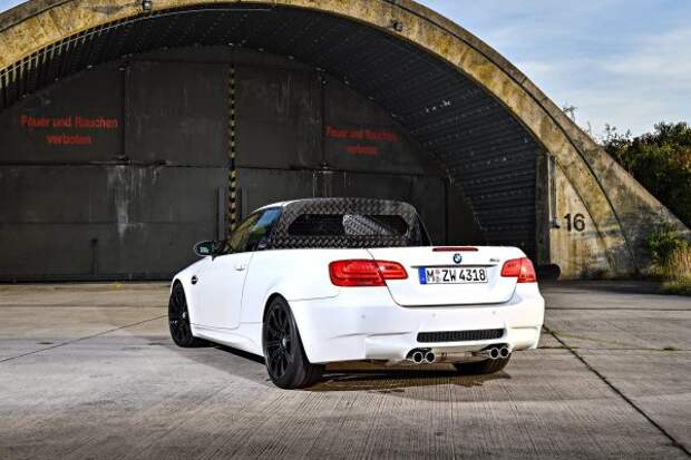 Пикап BMW M3 может развивать максимальную скорость 300 км/ч.Кстати, у этого двухдверного автомобиля съемная панель крыши превращает его в кабриолет.Несмотря на иную форму, «грузовой» М3 имеет такое же аэродинамическое сопротивление, как и оригинальное спортивное купе, а собственный вес на 30 кг меньше, с опущенной крышей — еще минус 20 кг.